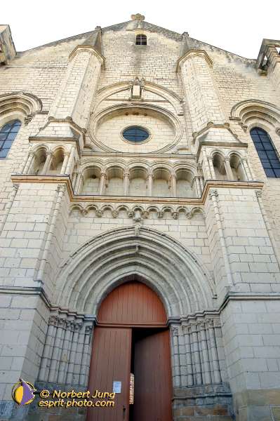 Nom de l'image : D1049138-01 — Description :  ND de l'Île Bouchard & ND de Pontmain (reportage pour la Vie)