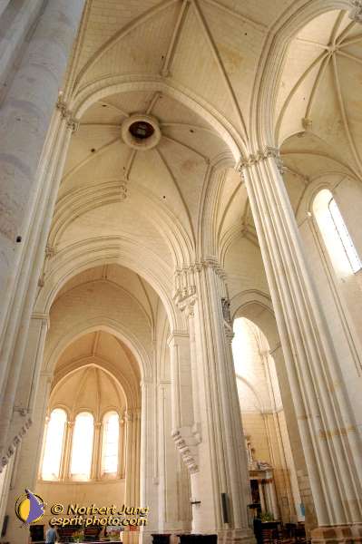 Nom de l'image : D1049142-01 — Description :  ND de l'Île Bouchard & ND de Pontmain (reportage pour la Vie)