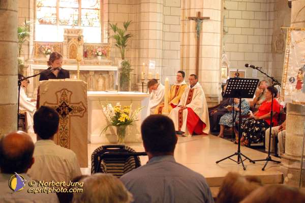 Nom de l'image : D1049208-01 — Description :  ND de l'Île Bouchard & ND de Pontmain (reportage pour la Vie)