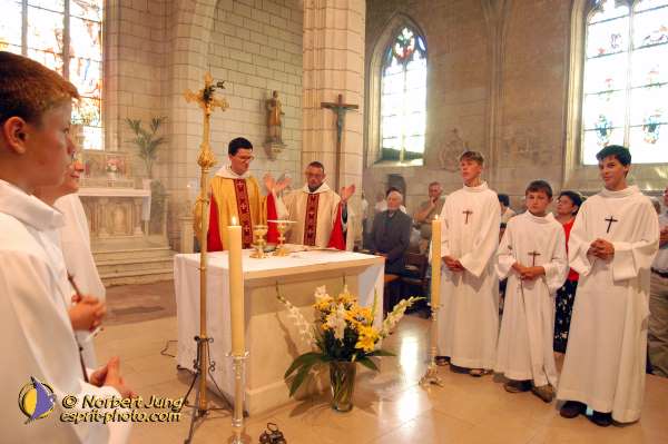 Nom de l'image : D1049287-01 — Description :  ND de l'Île Bouchard & ND de Pontmain (reportage pour la Vie)