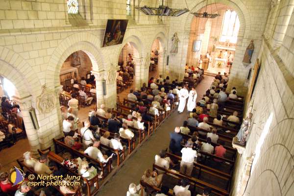 Nom de l'image : D1049314-01 — Description :  ND de l'Île Bouchard & ND de Pontmain (reportage pour la Vie)