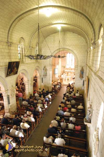 Nom de l'image : D1049319-01 — Description :  ND de l'Île Bouchard & ND de Pontmain (reportage pour la Vie)