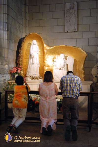 Nom de l'image : D1049399-01 — Description :  ND de l'Île Bouchard & ND de Pontmain (reportage pour la Vie)
