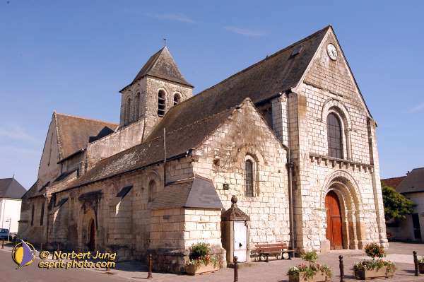Nom de l'image : D1049555-01 — Description :  ND de l'Île Bouchard & ND de Pontmain (reportage pour la Vie)