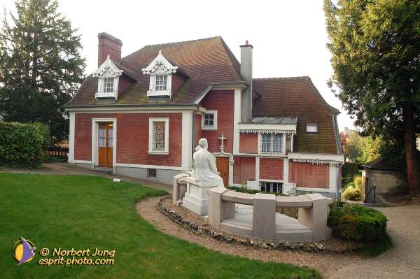 Nom de l'image : D1184354-1 — Description :  Lisieux : Les Buissonets, lieux ou a vecu la petite Thérèse