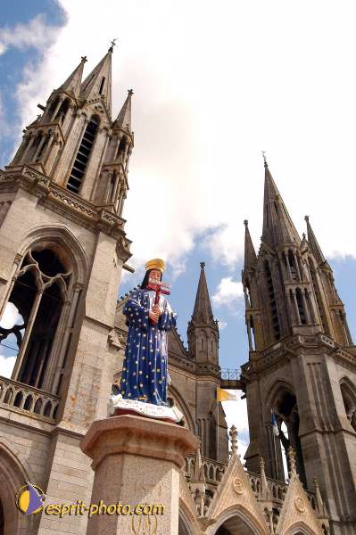 Nom de l'image : D1049694-01 — Description :  ND de l'Île Bouchard & ND de Pontmain (reportage pour la Vie)