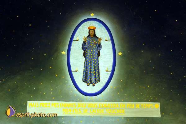 Nom de l'image : D1049877-01 — Description :  ND de l'Île Bouchard & ND de Pontmain (reportage pour la Vie)