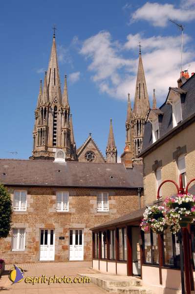 Nom de l'image : D1049921-01 — Description :  ND de l'Île Bouchard & ND de Pontmain (reportage pour la Vie)