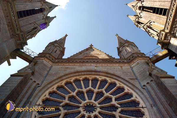 Nom de l'image : D1050037-01 — Description :  ND de l'Île Bouchard & ND de Pontmain (reportage pour la Vie)