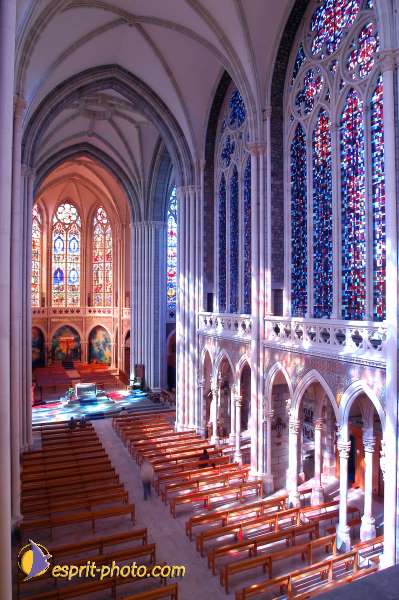 Nom de l'image : D1050044-01 — Description :  ND de l'Île Bouchard & ND de Pontmain (reportage pour la Vie)