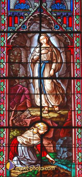 Nom de l'image : D1050097-01 — Description :  ND de l'Île Bouchard & ND de Pontmain (reportage pour la Vie)