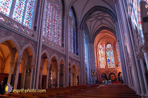 Nom de l'image : D1050174-01 — Description :  ND de l'Île Bouchard & ND de Pontmain (reportage pour la Vie)