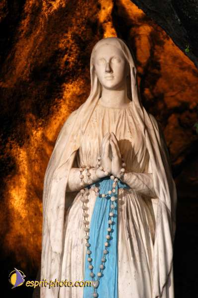 Nom de l'image : Vierge_Marie_Immaculee_Conception_D1162208-01 — Description :  Lourdes 2004 - Pèlerinage du Pape à Lourdes