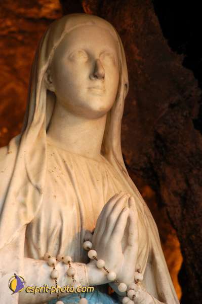 Nom de l'image : Vierge_Marie_Immaculee_Conception_D1162325-01 — Description :  Lourdes 2004 - Pèlerinage du Pape à Lourdes