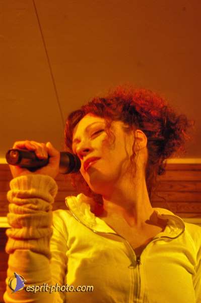 Nom de l'image : D1214721-1 — Description :  Clara Mill (sur la peniche) avec un Groupe de rock