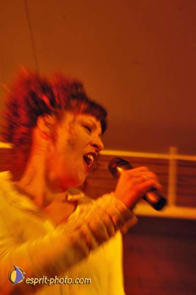 Nom de l'image : D1214729-1 — Description :  Clara Mill (sur la peniche) avec un Groupe de rock