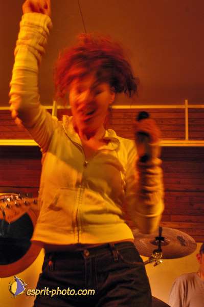 Nom de l'image : D1214738-1 — Description :  Clara Mill (sur la peniche) avec un Groupe de rock