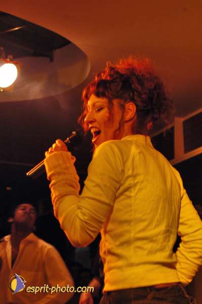 Nom de l'image : D1214742-1 — Description :  Clara Mill (sur la peniche) avec un Groupe de rock