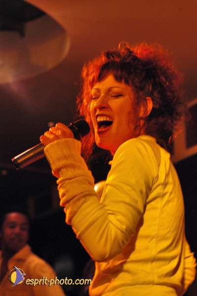 Nom de l'image : D1214744-1 — Description :  Clara Mill (sur la peniche) avec un Groupe de rock