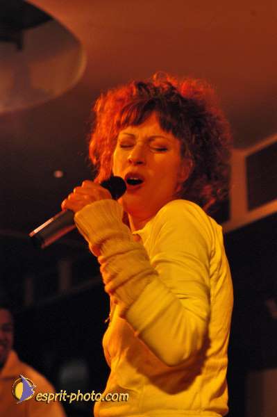 Nom de l'image : D1214747-1 — Description :  Clara Mill (sur la peniche) avec un Groupe de rock