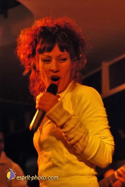 Nom de l'image : D1214749-1 — Description :  Clara Mill (sur la peniche) avec un Groupe de rock