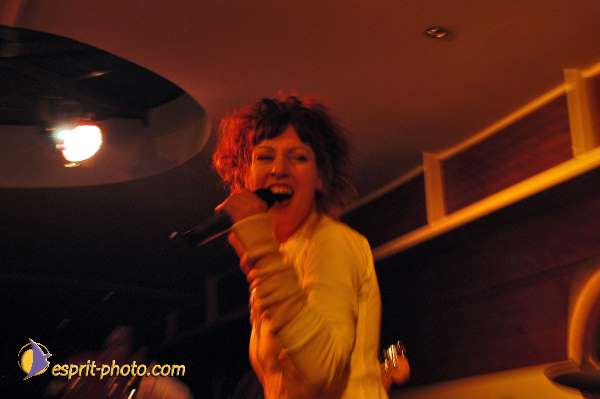 Nom de l'image : D1214762-1 — Description :  Clara Mill (sur la peniche) avec un Groupe de rock