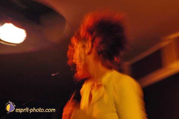 Nom de l'image : D1214776-1 — Description :  Clara Mill (sur la peniche) avec un Groupe de rock