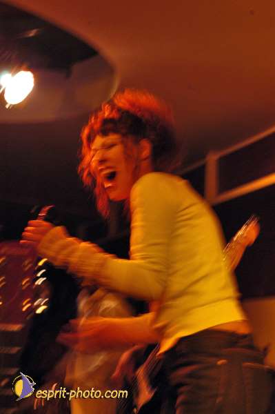 Nom de l'image : D1214800-1 — Description :  Clara Mill (sur la peniche) avec un Groupe de rock