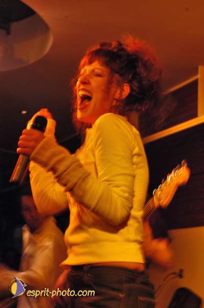 Nom de l'image : D1214801-1 — Description :  Clara Mill (sur la peniche) avec un Groupe de rock