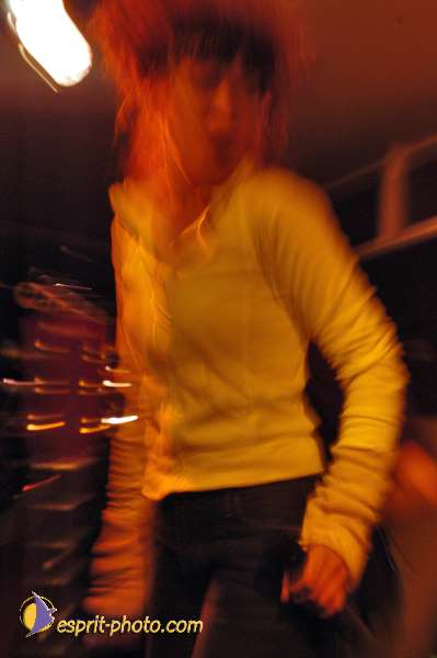 Nom de l'image : D1214812-1 — Description :  Clara Mill (sur la peniche) avec un Groupe de rock