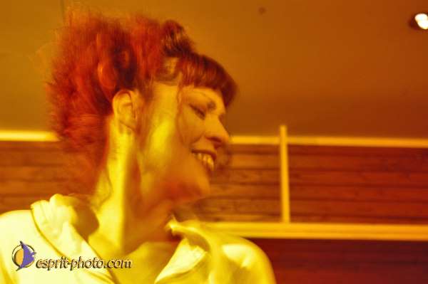 Nom de l'image : D1214834-1 — Description :  Clara Mill (sur la peniche) avec un Groupe de rock