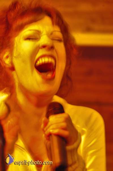 Nom de l'image : D1214845-1 — Description :  Clara Mill (sur la peniche) avec un Groupe de rock