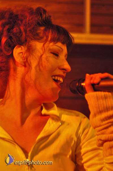 Nom de l'image : D1214878-1 — Description :  Clara Mill (sur la peniche) avec un Groupe de rock