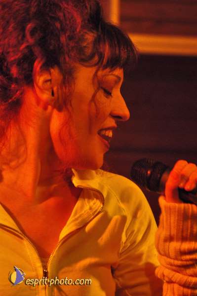 Nom de l'image : D1214880-1 — Description :  Clara Mill (sur la peniche) avec un Groupe de rock