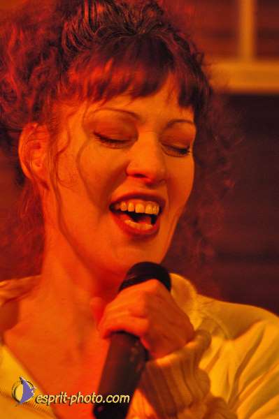 Nom de l'image : D1214884-1 — Description :  Clara Mill (sur la peniche) avec un Groupe de rock