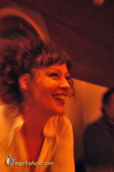 Nom de l'image : D1214905-1 — Description :  Clara Mill (sur la peniche) avec un Groupe de rock