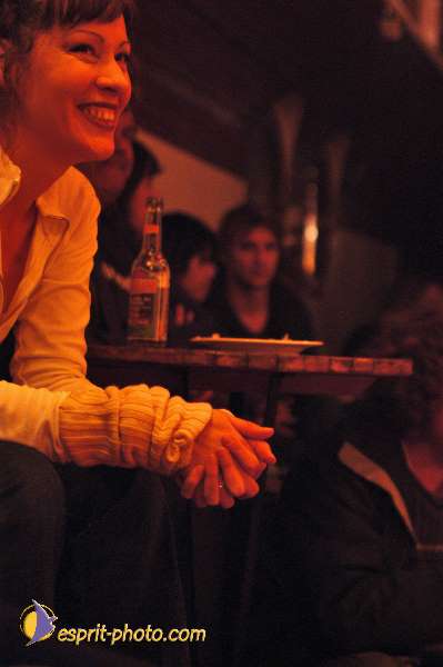 Nom de l'image : D1214952-1 — Description :  Clara Mill (sur la peniche) avec un Groupe de rock