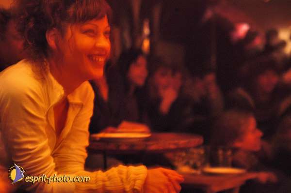 Nom de l'image : D1215014-1 — Description :  Clara Mill (sur la peniche) avec un Groupe de rock