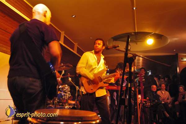 Nom de l'image : D1214533-1 — Description :  Clara Mill (sur la peniche) avec un Groupe de rock