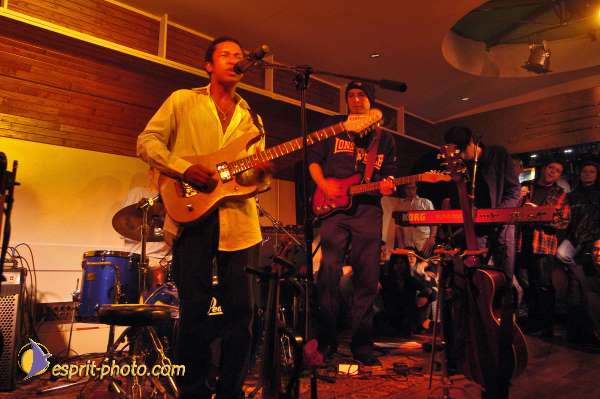 Nom de l'image : D1214550-1 — Description :  Clara Mill (sur la peniche) avec un Groupe de rock