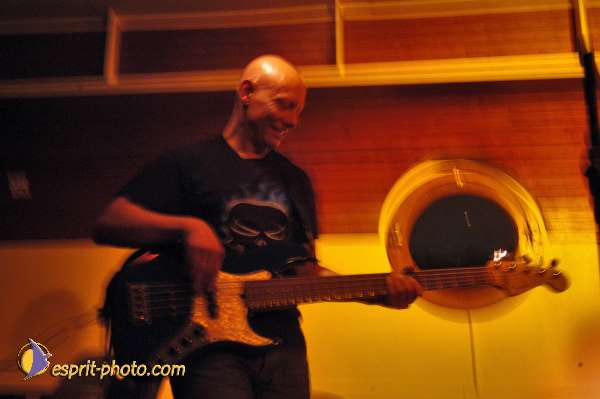 Nom de l'image : D1214563-1 — Description :  Clara Mill (sur la peniche) avec un Groupe de rock