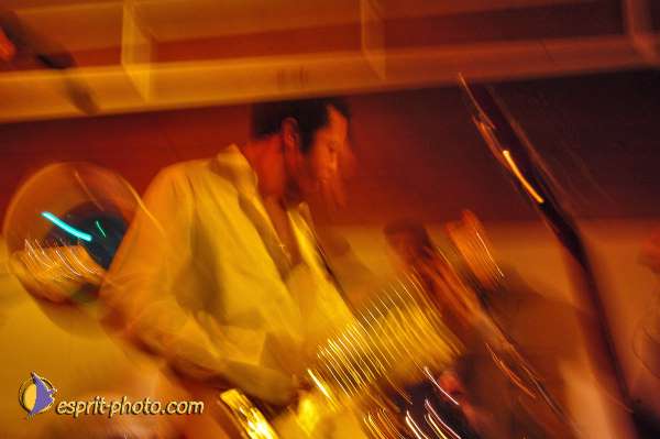 Nom de l'image : D1214581-1 — Description :  Clara Mill (sur la peniche) avec un Groupe de rock