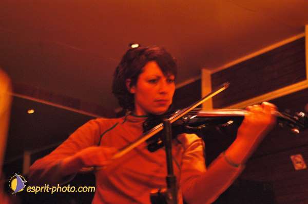 Nom de l'image : D1214634-1 — Description :  Clara Mill (sur la peniche) avec un Groupe de rock