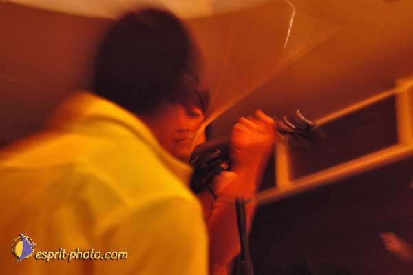 Nom de l'image : D1214637-1 — Description :  Clara Mill (sur la peniche) avec un Groupe de rock