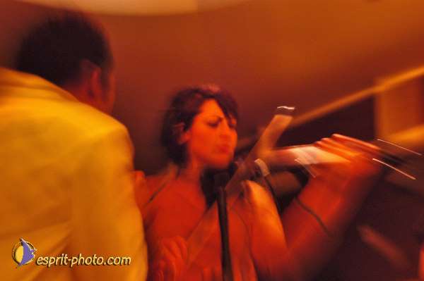 Nom de l'image : D1214638-1 — Description :  Clara Mill (sur la peniche) avec un Groupe de rock