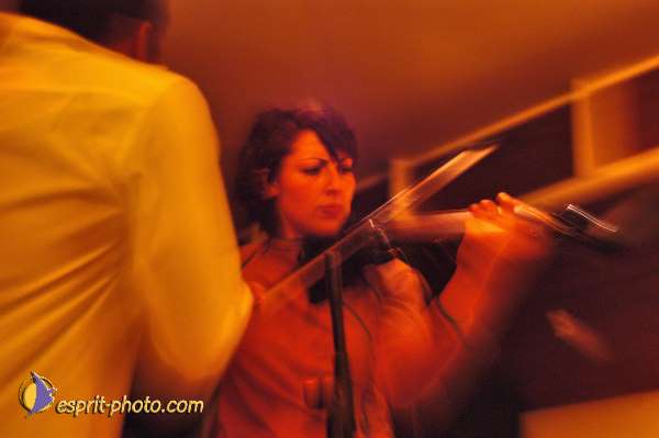 Nom de l'image : D1214641-1 — Description :  Clara Mill (sur la peniche) avec un Groupe de rock