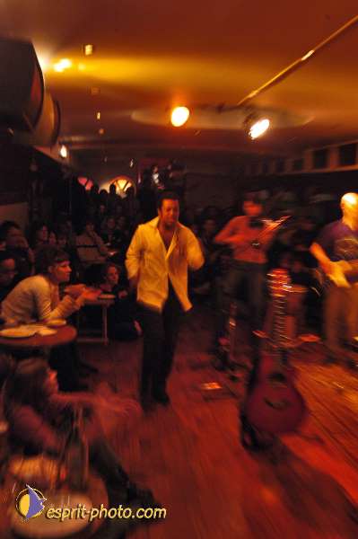 Nom de l'image : D1214658-1 — Description :  Clara Mill (sur la peniche) avec un Groupe de rock