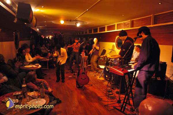 Nom de l'image : D1214661-1 — Description :  Clara Mill (sur la peniche) avec un Groupe de rock