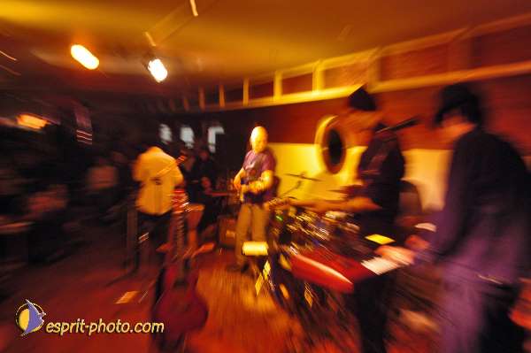 Nom de l'image : D1214668-1 — Description :  Clara Mill (sur la peniche) avec un Groupe de rock