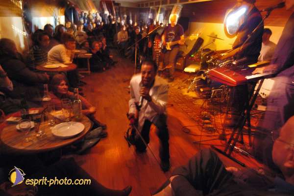 Nom de l'image : D1214675-1 — Description :  Clara Mill (sur la peniche) avec un Groupe de rock